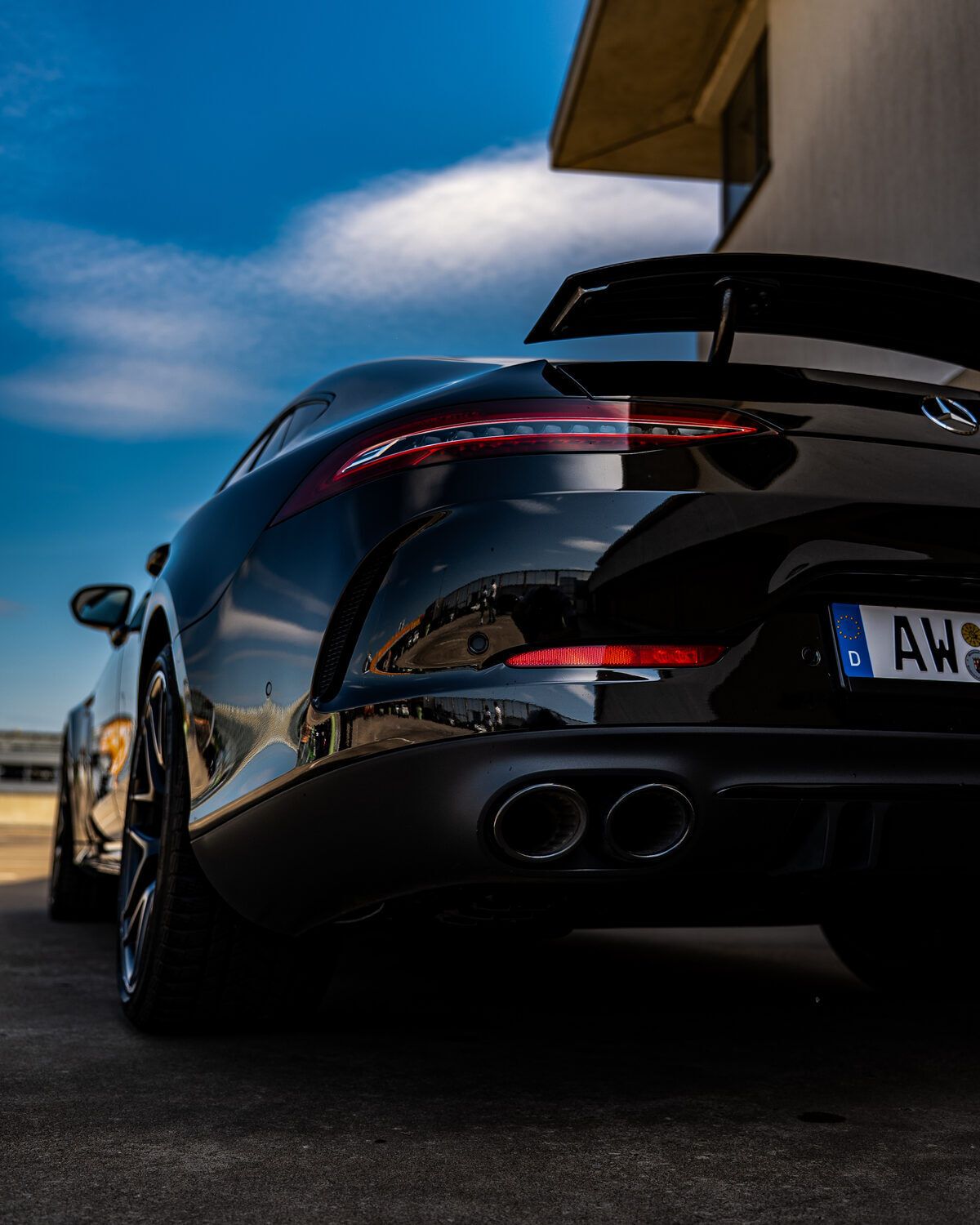 Mercedes-AMG GT – Heck schräg mit ausgefahrenem Spoiler